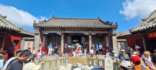 Đỉnh Ngọc Hoàng, điểm cao nhất của Thái Sơn, nơi đã có 13 đời hoàng đế Trung Quốc trực tiếp lên thực hiện nghi lễ phong thiện hoặc tế tự. Ảnh: Quang Hưng - PV TTXVN tại Trung Quốc