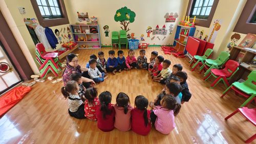 Buổi học đầu tiên của cô và trò Trường Mầm non Đề Lảng. Ảnh: Huy Thông