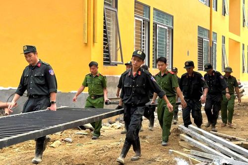 Lực lượng Cảnh sát cơ động Công an tỉnh hỗ trợ hoàn thiện các phần việc tại Trường Phổ thông nội trú liên cấp Tiểu học và THCS Pà Vầy Sủ.