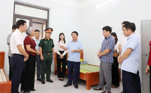 Bí thư Tỉnh ủy Hầu A Lềnh kiểm tra khu nội trú dành cho học sinh Trường Phổ thông nội trú liên cấp Tiểu học và THCS Minh Tân.