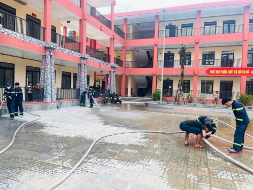 Lực lượng Cảnh sát phòng cháy, chữa cháy và cứu nạn, cứu hộ tổng vệ sinh sân Trường Phổ thông nội trú liên cấp Tiểu học và THCS Thanh Thủy.