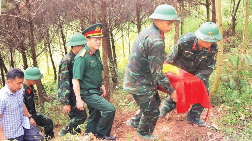 Lực lượng quân sự tỉnh Lạng Sơn di chuyển phần hài cốt liệt sĩ về nghĩa trang Lộc Bình. (Ảnh: DƯƠNG NGUYÊN)