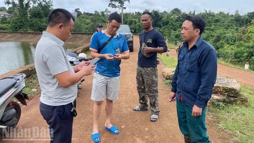 Người dân địa phương bày tỏ sự lo lắng trước tình trạng cá chết bất thường hàng loạt tại hồ Ea Trum. (Ảnh: CÔNG LÝ)