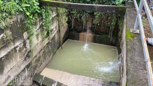 Cống nước từ Cụm Công nghiệp Tân An, phường Tân An đổ ra hồ Ea Trum. (Ảnh: CÔNG LÝ)