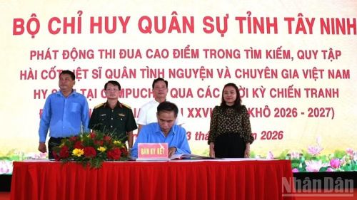 Lãnh đạo Bộ Chỉ huy Quân sự tỉnh Tây Ninh và Ủy ban nhân dân tỉnh chứng kiến ký kết giao ước thi đua giữa Đội K71 và Đội K73.