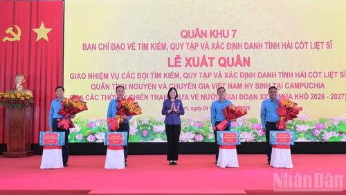 Phó Chủ tịch Ủy ban nhân dân thành phố Đồng Nai Nguyễn Thị Hoàng tặng quà cho các đội K.