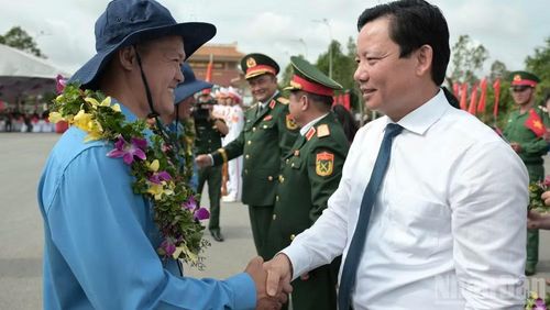 Phó Chủ tịch Ủy ban nhân dân tỉnh Tây Ninh Phạm Tấn Hòa tặng hoa động viên cán bộ, chiến sĩ.