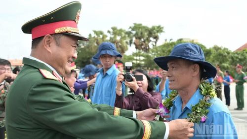 Trung tướng Lê Xuân Thế tặng hoa động viên cán bộ, chiến sĩ.