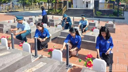 Tuổi trẻ Trung đoàn 282 dâng hương tại các nghĩa trang liệt sĩ trên địa bàn phường Hòa Khánh. (Ảnh: ĐỨC TRƯỜNG)