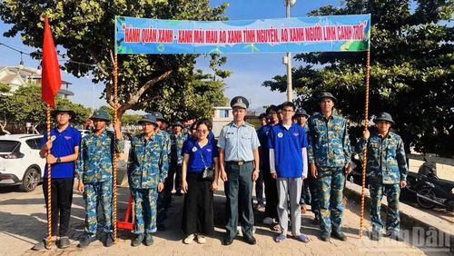 Tuổi trẻ Trung đoàn 282 tham gia vệ sinh 3km bãi biển Nguyễn Tất Thành cùng Đoàn khu dân cư Hòa Phú, phường Hòa Khánh. (Ảnh: ĐỨC TRƯỜNG)