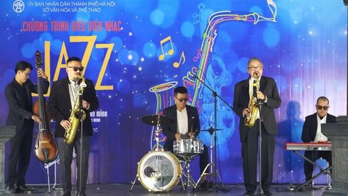 Nghệ sĩ Ưu tú Quyền Văn Minh cùng ban nhạc mang những giai điệu Jazz đến không gian mở tại Nhà Bát Giác, Vườn hoa Lý Thái Tổ (phường Hoàn Kiếm, Hà Nội). (Ảnh: Ban tổ chức cung cấp)