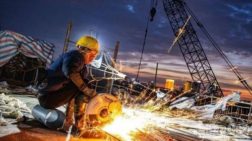 Tại nhịp nối hai trụ TC3-TC4, ngày 31/8 vừa qua, công trường đã tiến hành lắp dựng đốt dầm dọc chủ đầu tiên, “mở đường” thi công dầm, sàn và vòm thép, những hạng mục quan trọng định hình kiến trúc cầu. (Ảnh: ÁNH DƯƠNG)