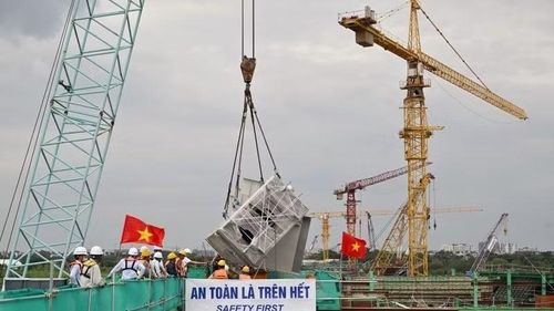 Hiện tại, dự án cầu Trần Hưng Đạo đã thi công xong phần “chìm” dưới lòng sông và đang chuyển sang lắp hệ dầm, sàn, vòm thép trên sông. (Ảnh: ÁNH DƯƠNG)