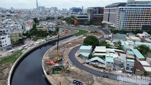 Những dự án cải tạo, chỉnh trang kênh, rạch của thành phố hiện nay không chỉ làm kè, đường ven kênh hay nạo vét lòng kênh, mà phải đầu tư hệ thống thu gom nước thải dọc tuyến. (Ảnh: QUÝ HIỀN)