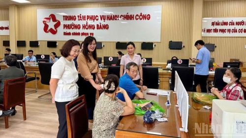 Cán bộ Trung tâm Phục vụ hành chính công phường Hồng Bàng, thành phố Hải Phòng gần gũi, tận tình hỗ trợ người dân khi tới thực hiện các thủ tục hành chính.