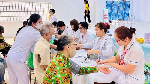 Người dân được quan tâm, chăm sóc sức khỏe.