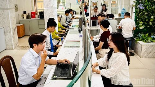 Người dân tại Thành phố Hồ Chí Minh được cán bộ tại các cơ quan công quyền trên địa bàn hỗ trợ chu đáo với thái độ niềm nở, tận tình.