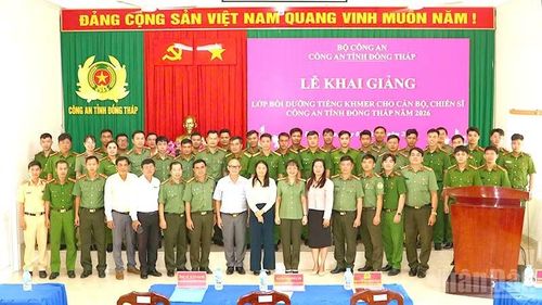 Đại biểu và học viên tại buổi Lễ khai giảng lớp bồi dưỡng tiếng Khmer năm 2026. (Ảnh: Công an Đồng Tháp cung cấp)