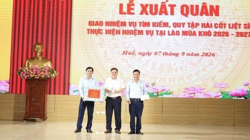 Lãnh đạo Bệnh viện Trung ương Huế trao quà tặng Đội 192.