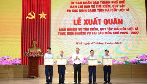Đồng chí Nguyễn Văn Mạnh, Phó Chủ tịch Ủy ban nhân dân thành phố, Trưởng Ban Chỉ đạo 515 thành phố, trao Bằng khen của Ủy ban nhân dân thành phố Huế tặng tập thể và cá nhân Đội 192.
