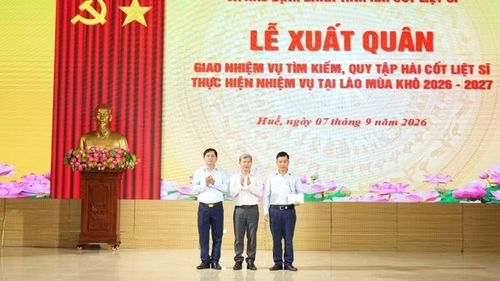 Lãnh đạo Sở Nội vụ thành phố Huế trao quà tặng Đội 192.