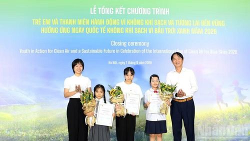 Đại diện Ban tổ chức trao giải nhất và giải nhì hạng mục Thử thách sáng tạo “Em kể chuyện không khí” tặng các em học sinh đoạt giải. (Ảnh: ĐĂNG KHOA)
