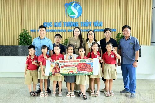 Các phụ huynh và giáo viên, học sinh phân hiệu tiểu học, Trường tiểu học và trung học cơ sở Vĩnh Hưng, Hà Nội hưởng ứng cuộc thi. (Ảnh: ĐĂNG KHOA)