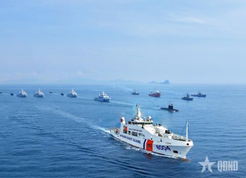 Tàu của lực lượng Cảnh sát biển Việt Nam trong đội hình luyện tập diễu binh trên biển.