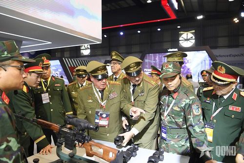 Các đại biểu quốc tế tham quan sản phẩm tại Triển lãm Quốc phòng quốc tế Việt Nam 2024.