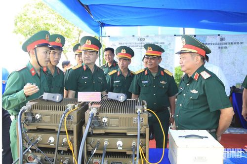  Thủ trưởng Quân khu 7 kiểm tra công tác chuẩn bị của Đội K73 trước khi lên đường làm nhiệm vụ tìm kiếm, quy tập hài cốt liệt sĩ.