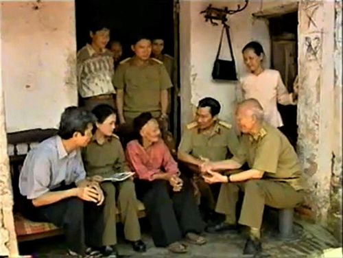  Đoàn công tác trò chuyện với mẹ Dương Thị Diệp. Ảnh do nhân vật cung cấp  