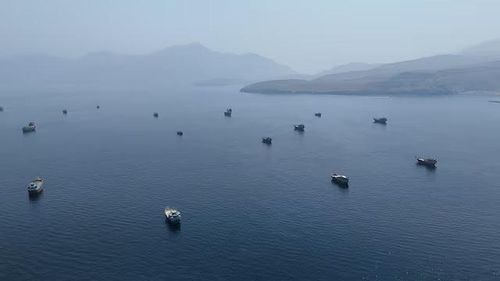 Các tàu, thuyền ở gần eo biển Hormuz, ngày 28-8-2026. Ảnh: Reuters