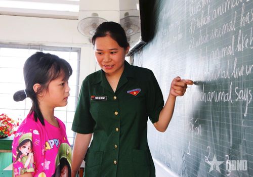 Tận tình chỉ bảo từng em. 