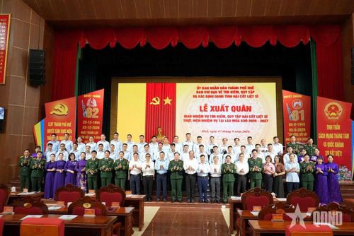 Các đại biểu và cán bộ, nhân viên Đội 192 chụp ảnh lưu niệm.