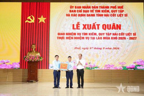 Đồng chí Nguyễn Văn Mạnh tặng quà Đội 192.