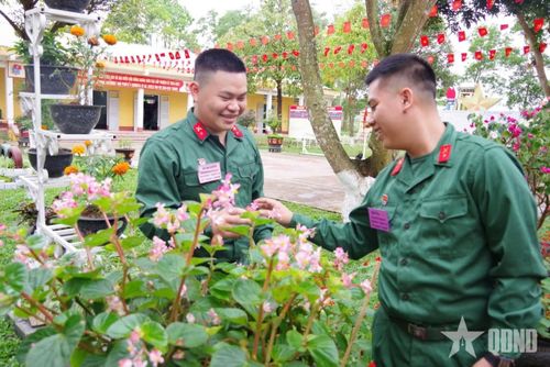 Niềm vui của bộ đội sau giờ huấn luyện.