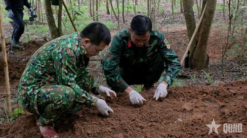 Đội tìm kiếm, quy tập hài cốt liệt sĩ số 1, Phòng Chính trị, Bộ CHQS tỉnh Quảng Trị tìm thấy thêm 1 hài cốt liệt sĩ tại bản Bãi Dinh, xã Dân Hóa. 