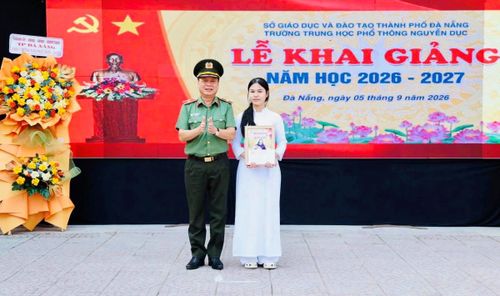 Thiếu tướng Nguyễn Hữu Hợp trao học bổng cho học sinh có thành tích học tập xuất sắc và thủ khoa đầu vào lớp 10 THPT Nguyễn Dục.