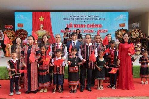 Phó Bí thư Thành ủy, Chủ tịch HĐND thành phố Nguyễn Đức Dũng tặng hoa chúc mừng và chụp hình lưu niệm với thầy trò Trường Phổ thông nội trú Tiểu học và THCS Đắc Pring.
