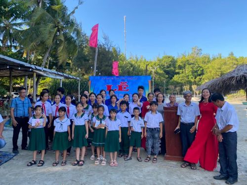 Bà con thôn Thuận An trong Lễ Tuyên dương phát học bổng cho học sinh giỏi năm học 2023-2024.