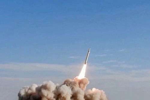 Iran phóng tên lửa vào một mục tiêu Mỹ ở vùng Vịnh ngày 20-7. Ảnh:AFP