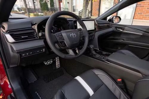 Toyota Camry 2027 sử dụng động cơ xăng 4 xi-lanh 2.5L kết hợp mô-tơ điện. Với hệ dẫn động cầu trước, hệ thống cho công suất 225 mã lực. Trong khi đó, các phiên bản AWD đạt 232 mã lực.