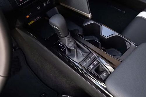 Tuy nhiên, Honda vẫn duy trì phiên bản Accord không hybrid với mức giá dưới 30.000 USD. Trong dải sản phẩm Camry 2027, phiên bản SE được đánh giá là lựa chọn cân bằng giữa giá bán và trang bị. So với bản LE, SE sở hữu diện mạo thể thao hơn nhờ bộ mâm hợp kim 18 inch thay cho loại 16 inch.