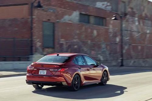 Thế hệ Camry hiện tại ra mắt từ đời 2025, đánh dấu lần đầu tiên Toyota trang bị hệ truyền động điện hóa cho toàn bộ các phiên bản. Việc loại bỏ động cơ xăng thuần túy không làm ảnh hưởng đáng kể đến sức hút của mẫu sedan khi Camry vẫn duy trì doanh số cao hơn nhiều đối thủ trong phân khúc.