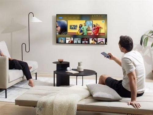 TV treo tường giúp không gian gọn gàng nhưng đòi hỏi vị trí lắp đặt chắc chắn và chính xác.