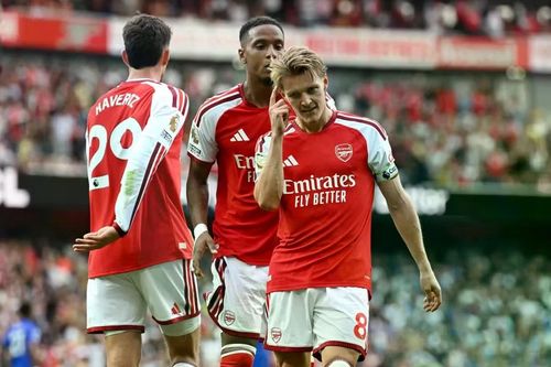 Martin Odegaard ghi bàn hoàn tất màn ngược dòng, giúp Arsenal duy trì thành tích toàn thắng sau 3 vòng Ngoại hạng Anh. Ảnh: Shutterstock.