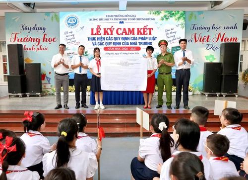 Đại diện nhà trường, Công an phường, học sinh cùng ký cam kết thực hiện các quy định của pháp luật năm học 2026-2027.