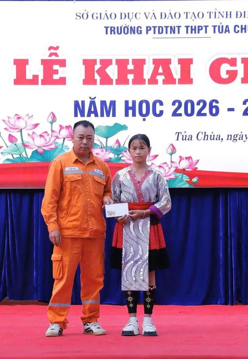 Em Hạng Thị Mỹ Dương nhận hỗ trợ từ Công ty Điện lực Điện Biên.