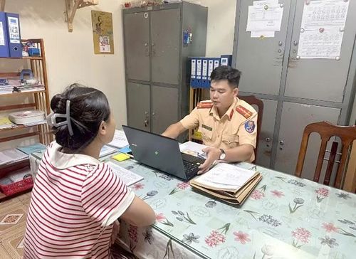 Lực lượng chức năng phổ biến pháp luật với nữ tài xế.