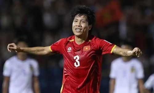 Văn Vĩ nghỉ thi đấu hơn một tháng vì chấn thương.